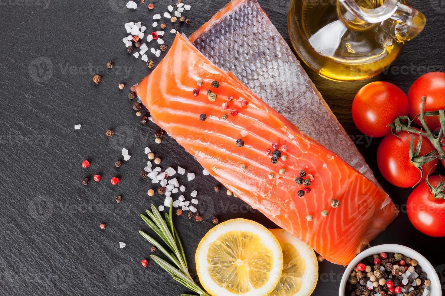 filetto di salmone crudo foto