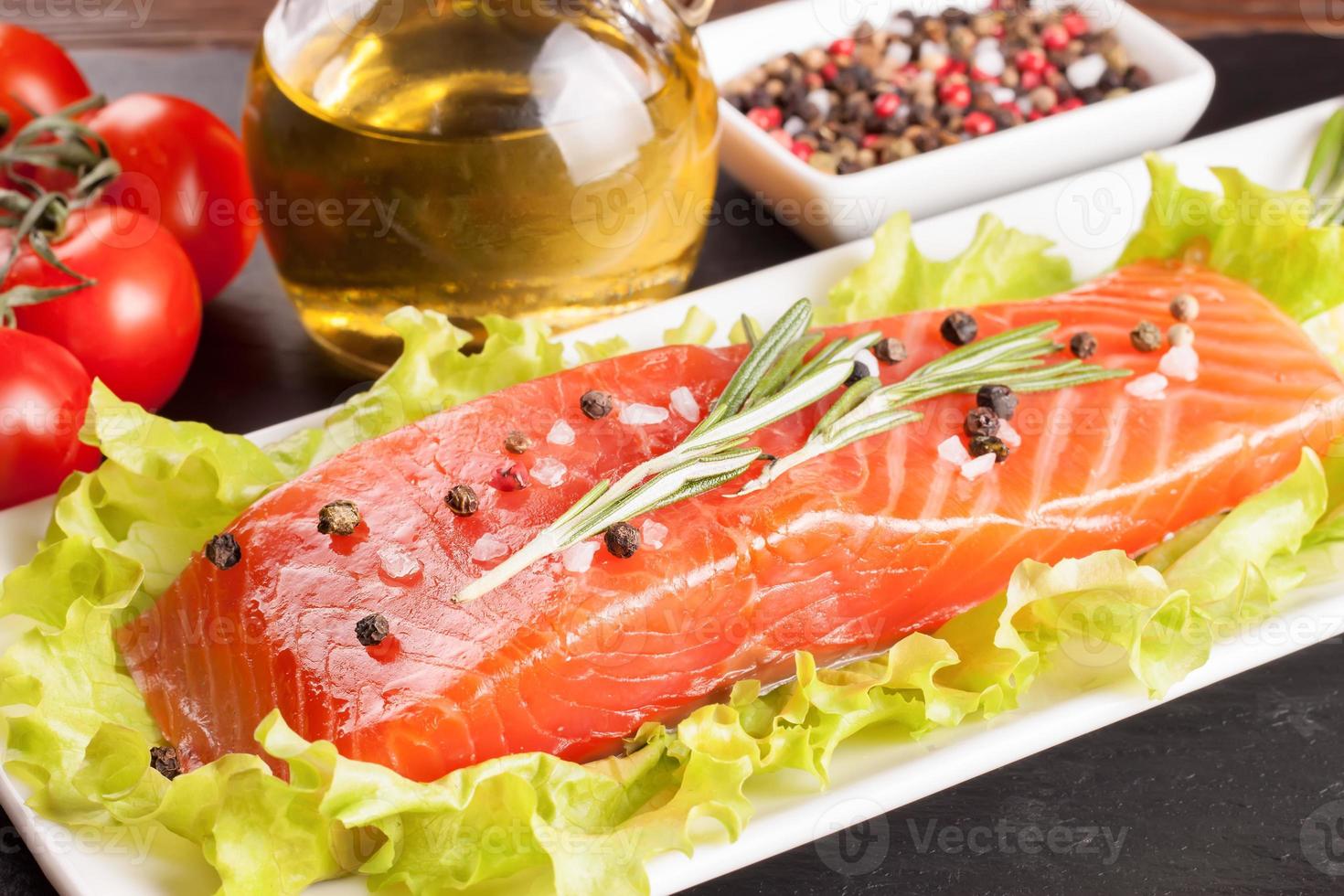 filetto di salmone crudo foto