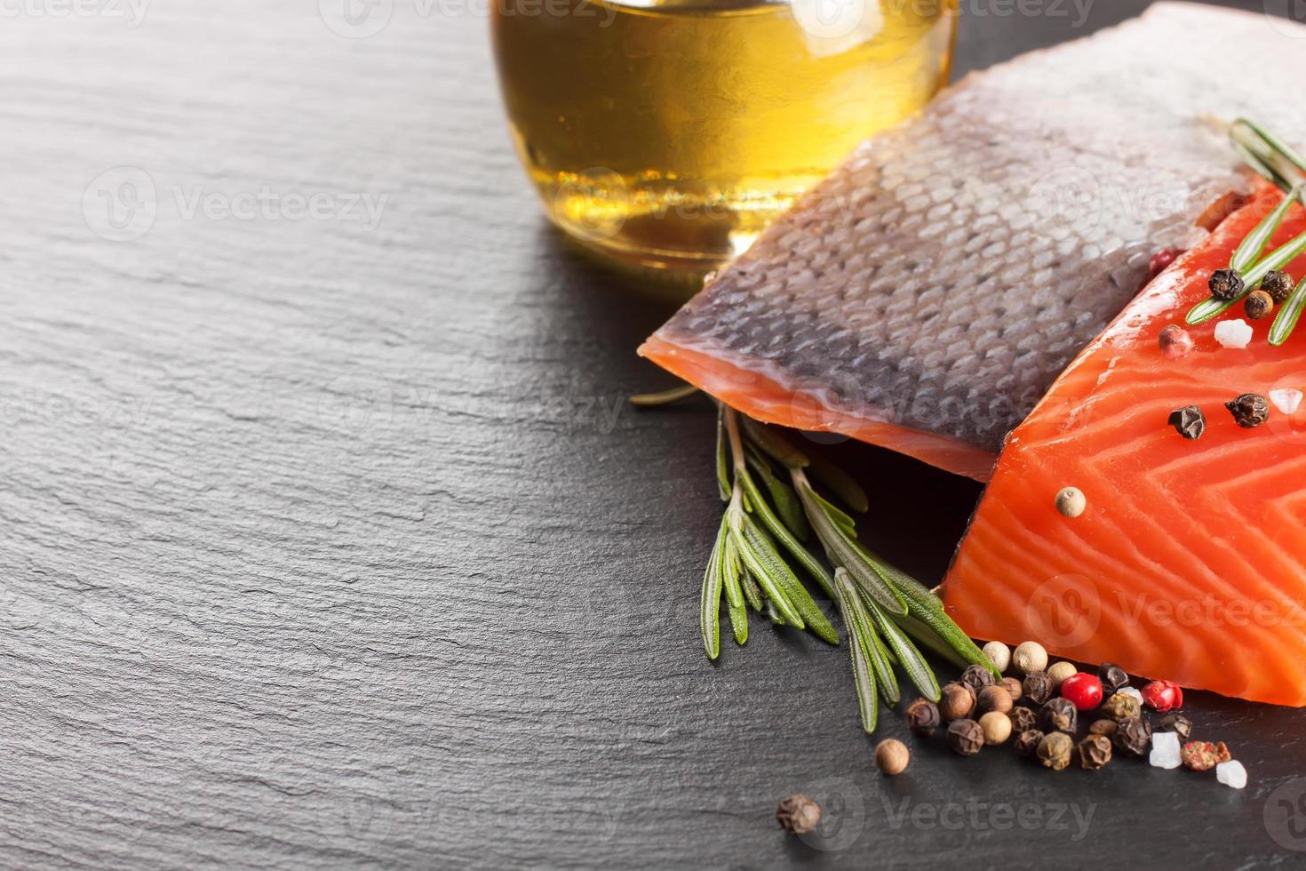 filetto di salmone crudo foto