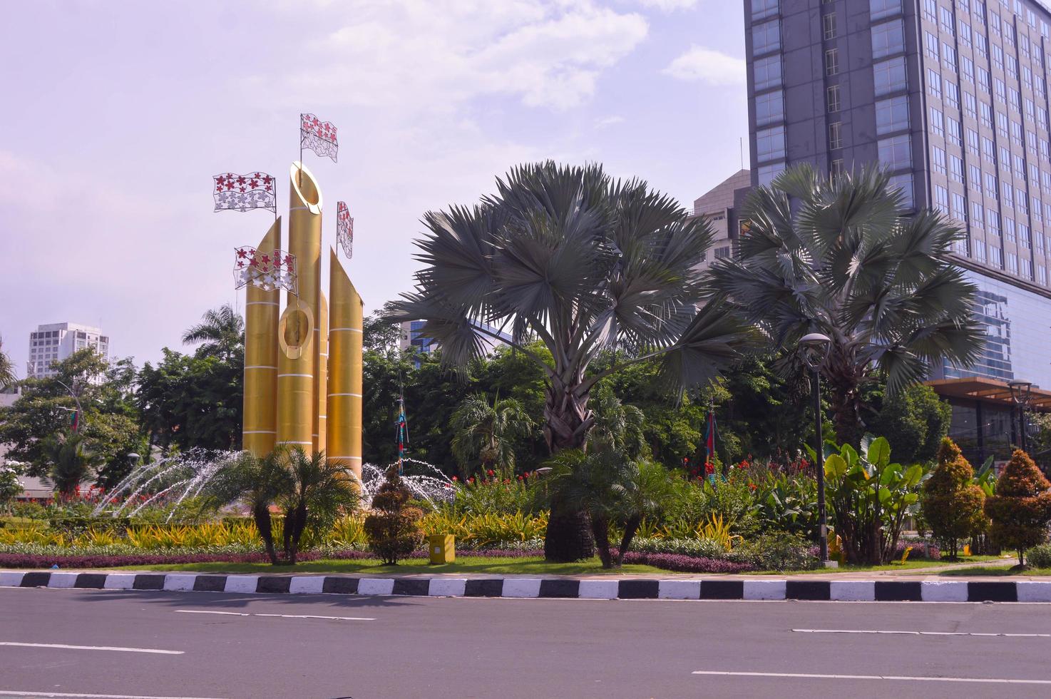surabaya, indonesia, 2022 - il monumen bambu che corre l'edificio del monumento di bambù appuntito si trova all'incrocio dell'autostrada della città di surabaya. foto