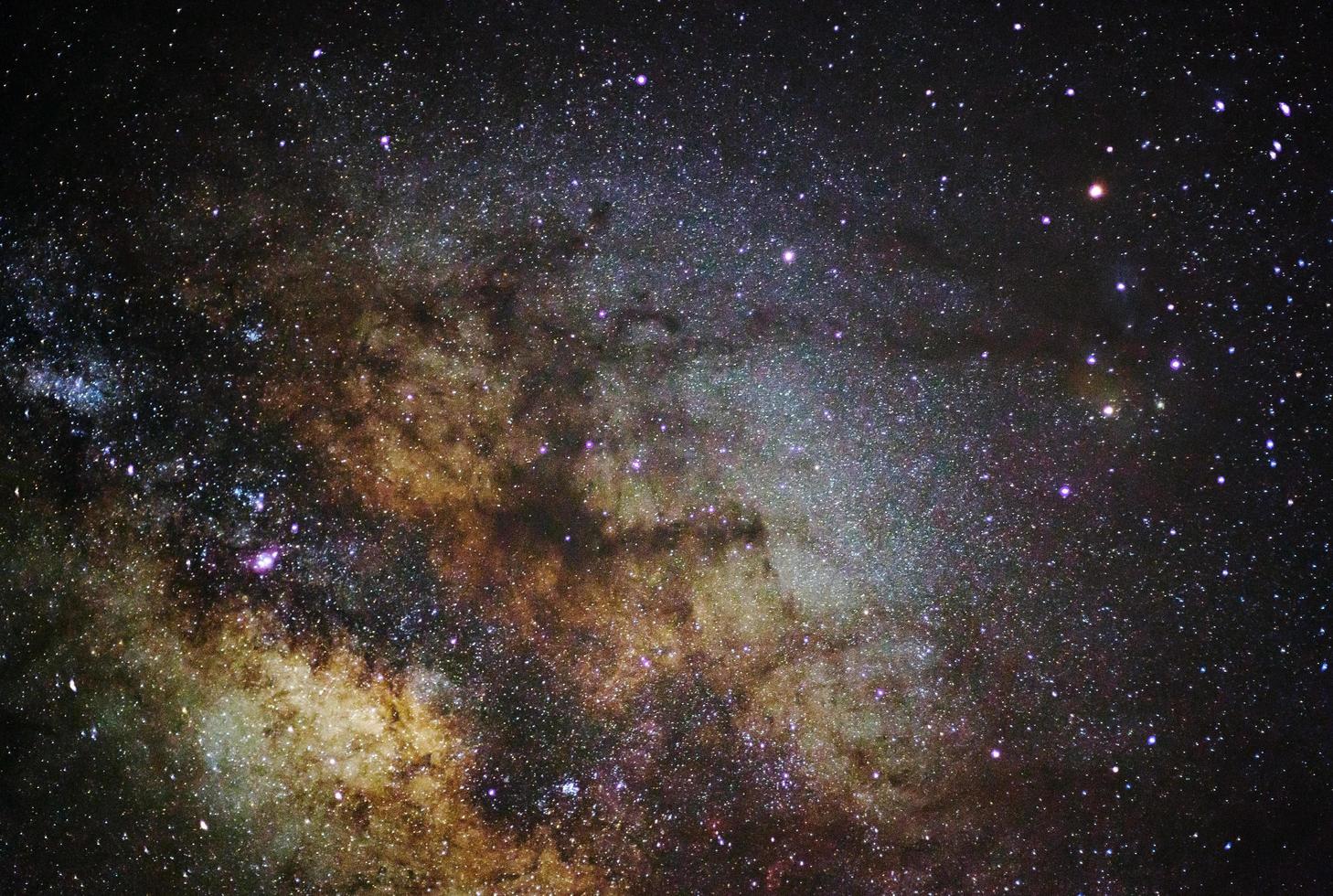 primo piano della galassia della via lattea, fotografia a lunga esposizione, con grano foto
