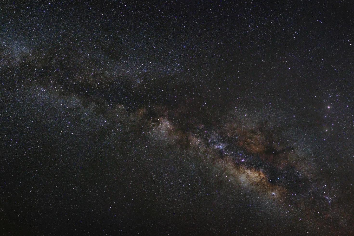 Via Lattea su un cielo notturno, fotografia a lunga esposizione, con grano. foto