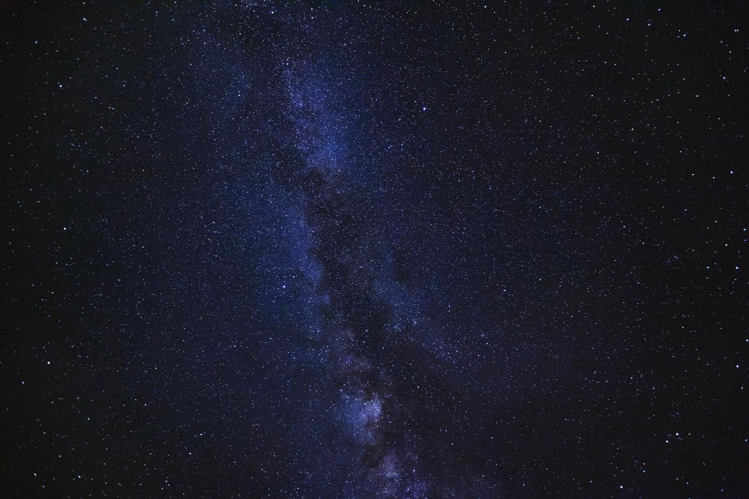 galassia della via lattea con stelle e polvere spaziale nell'universo, fotografia a lunga esposizione, con grano. foto