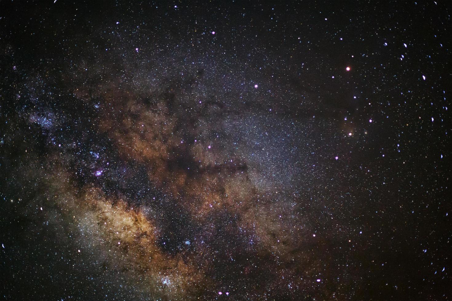 Via Lattea su un cielo notturno, fotografia a lunga esposizione, con grano foto