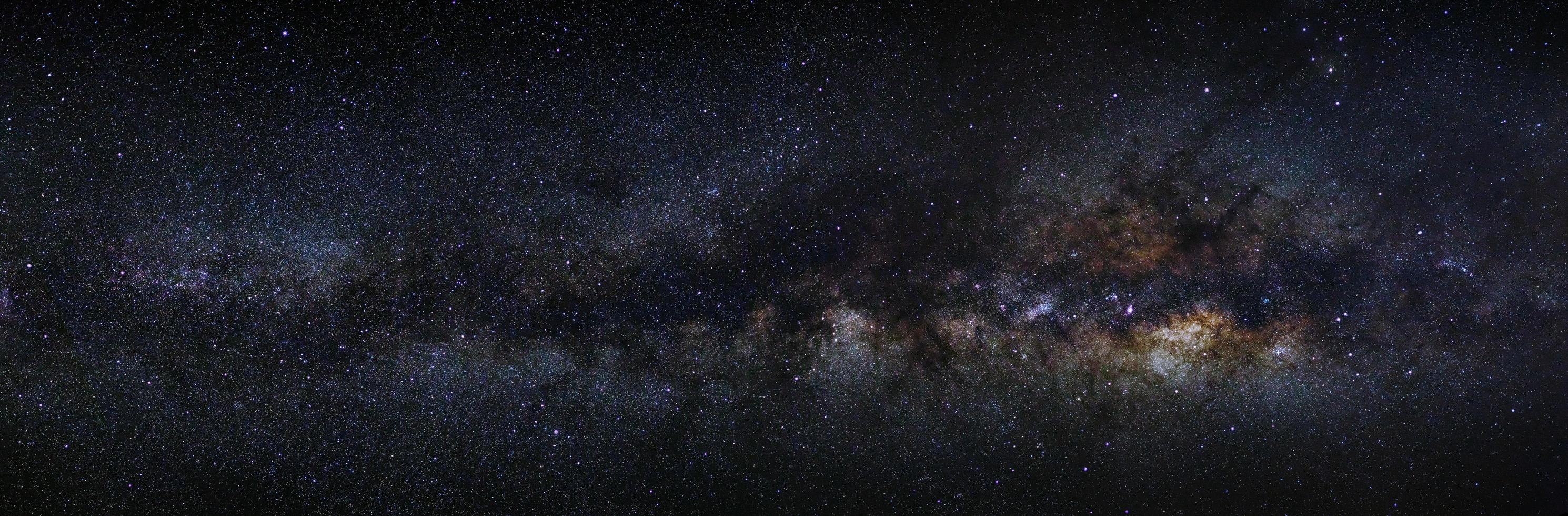 galassia della Via Lattea panoramica su un cielo notturno, fotografia a lunga esposizione, con grano. foto