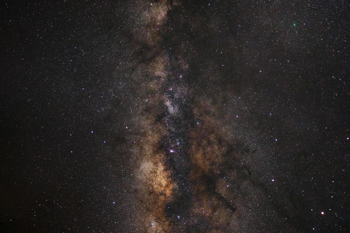 primo piano della Via Lattea, fotografia a lunga esposizione, con grano foto