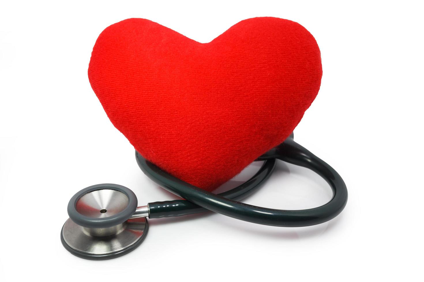 cuore in tessuto rosso con stetoscopio foto