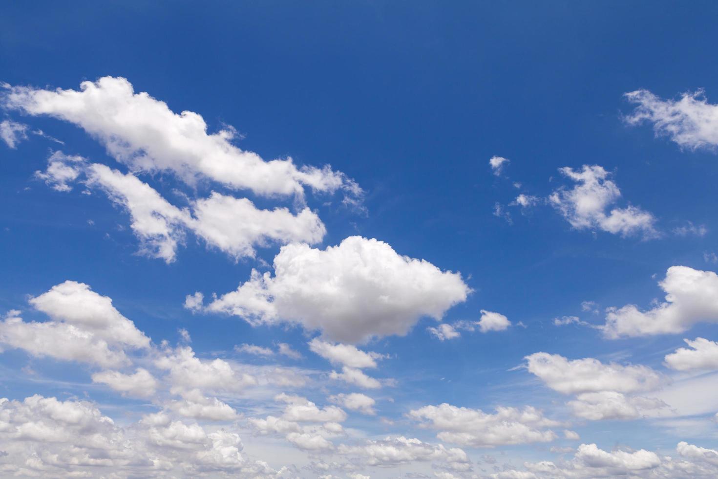 panorama azzurro del cielo con nuvole foto