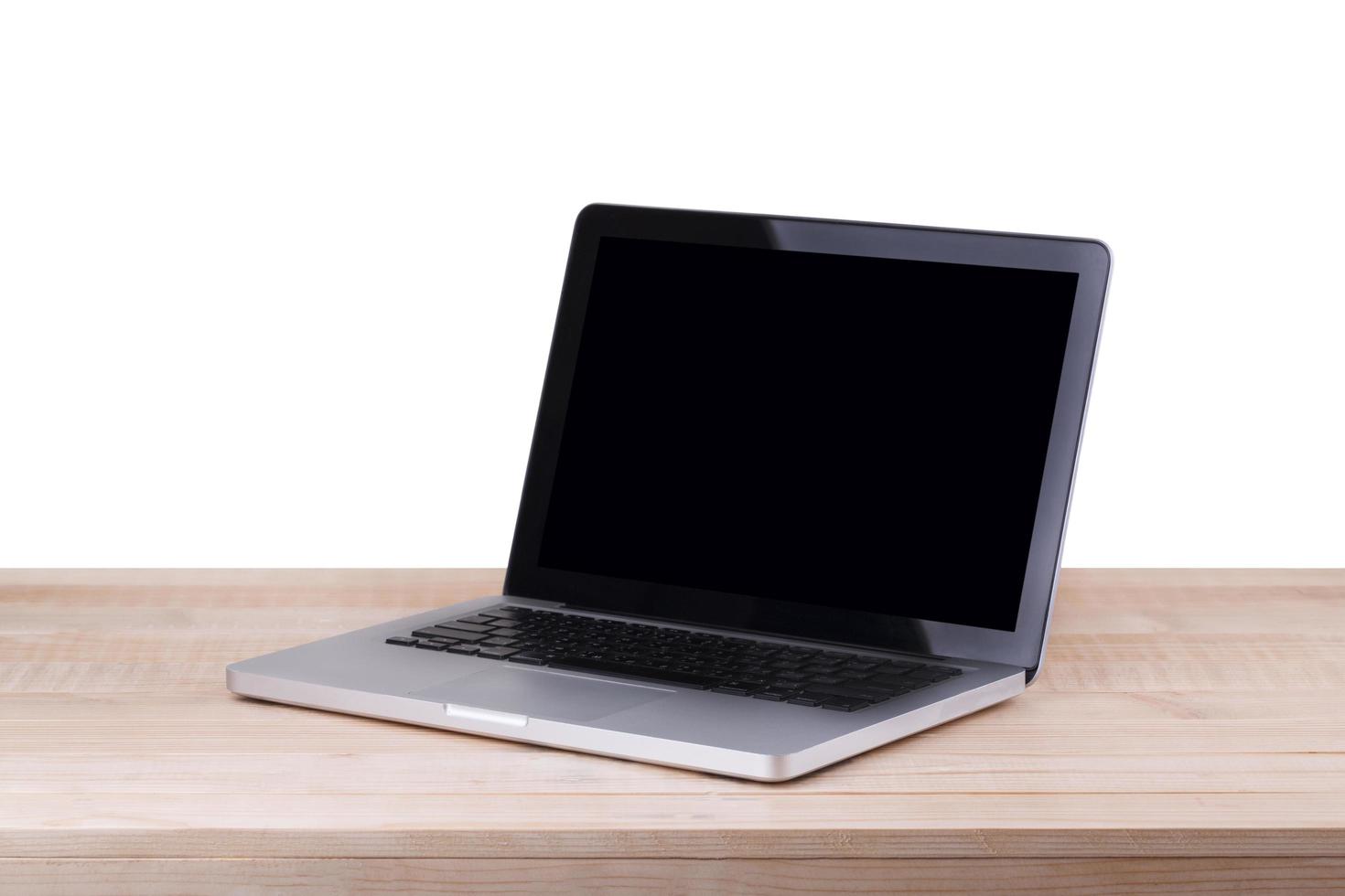 la vista frontale del laptop è sul tavolo da lavoro e su uno sfondo bianco foto