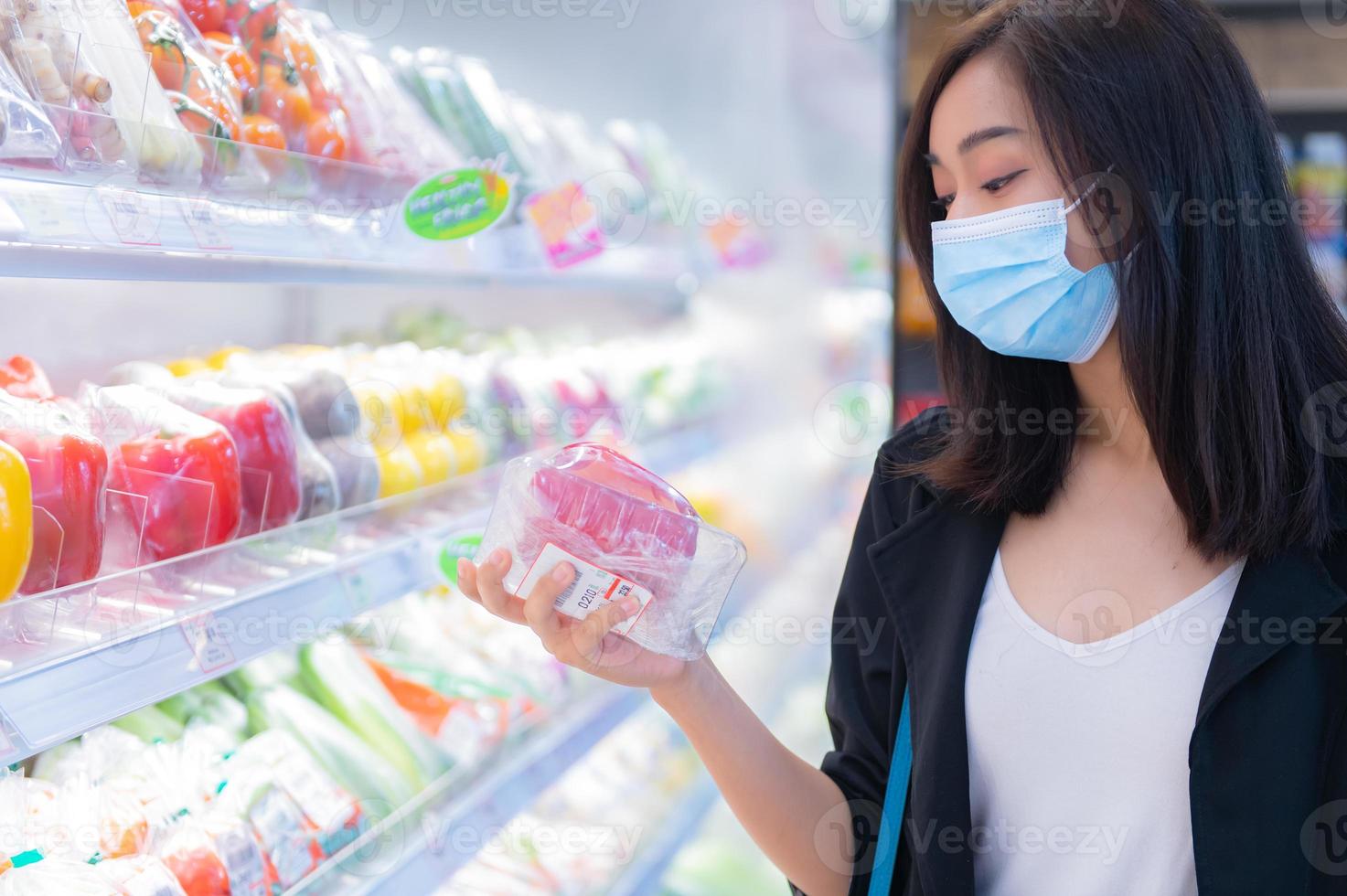 bella donna asiatica che acquista con le borse della spesa al grande magazzino, la gente della Tailandia acquista al centro commerciale, lo stile di vita della ragazza moderna, il concetto di donna felice foto