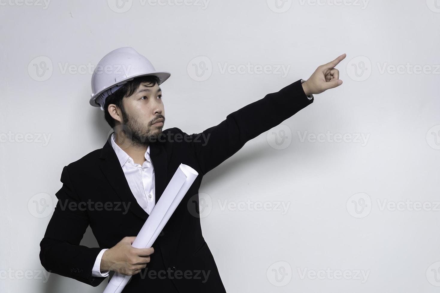 l'uomo bello dell'ingegnere asiatico indossa un abito, indossa un casco su sfondo bianco, la gente della Thailandia foto