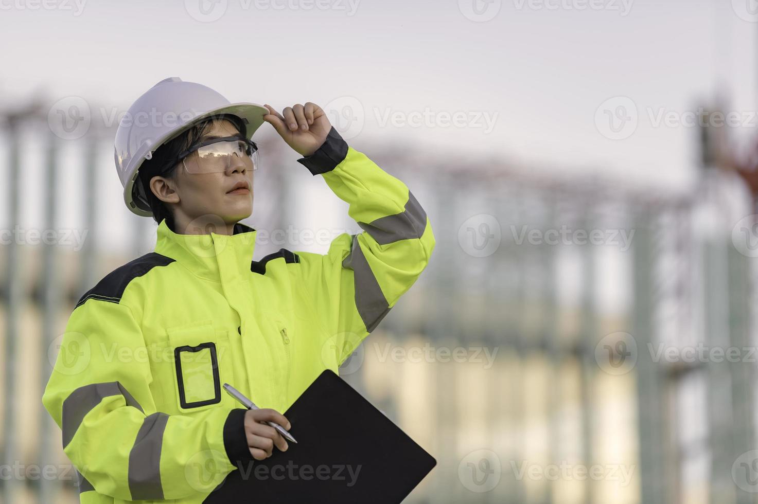 ingegnere asiatico che lavora al sito di un grande progetto di costruzione, gente della Tailandia, lavoro straordinario in cantiere foto