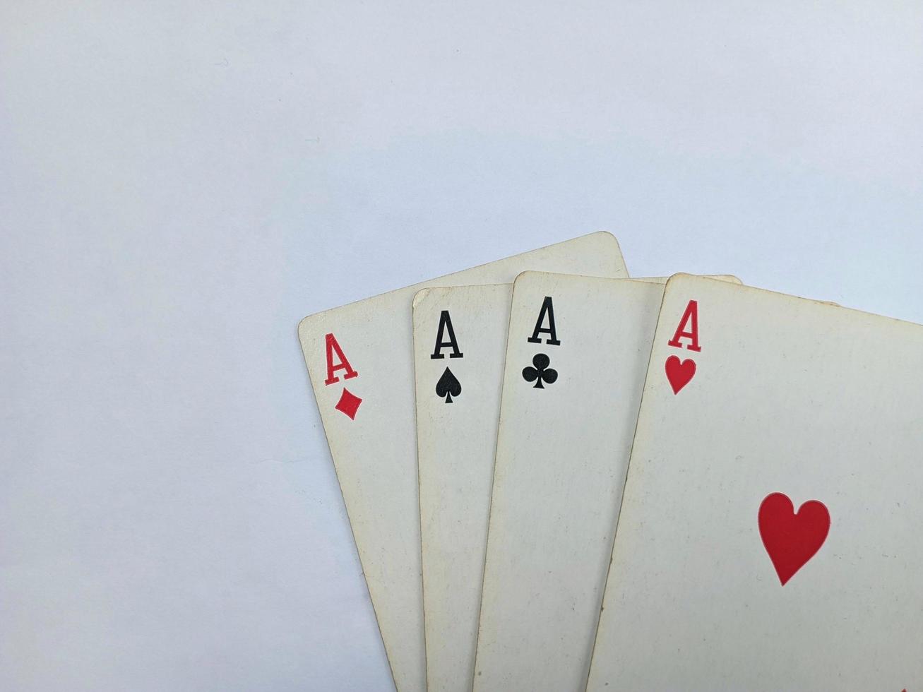 vecchia carta noiosa poker o asso isolata su sfondo bianco foto