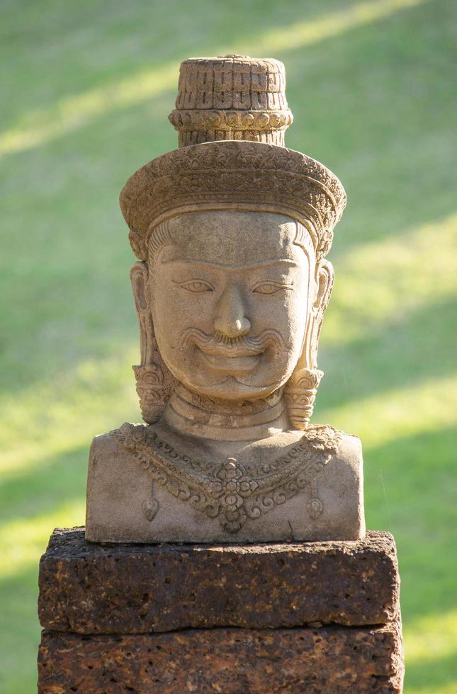 faccia di pietra della statua di bayon, angkor wat, cambogia foto