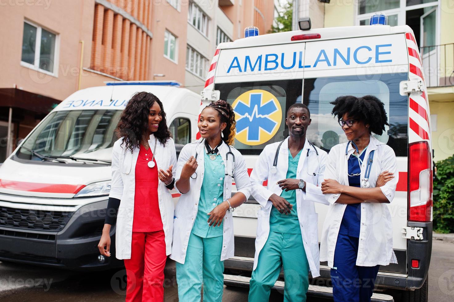 gruppo di medici africani dell'equipaggio di emergenza dell'ambulanza paramedica. foto