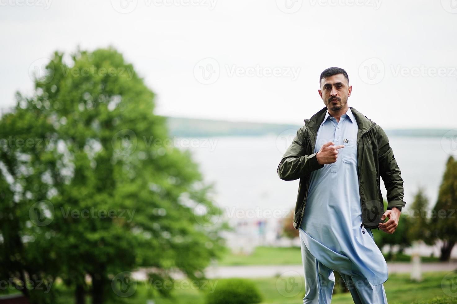 vestiti tradizionali indiano pakistan ritratto maschile. foto