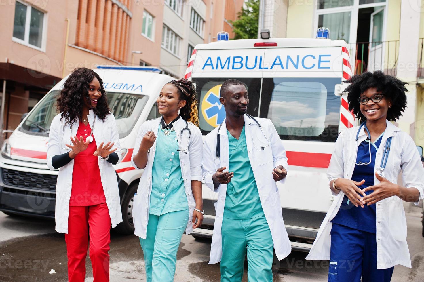 gruppo di medici africani dell'equipaggio di emergenza dell'ambulanza paramedica. foto