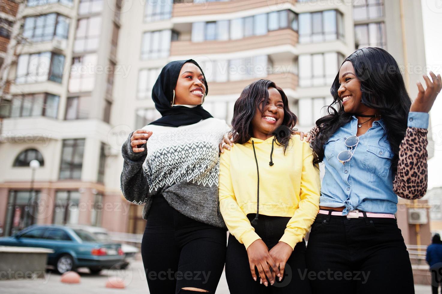 tre giovani amiche afroamericane del college trascorrono del tempo insieme. foto