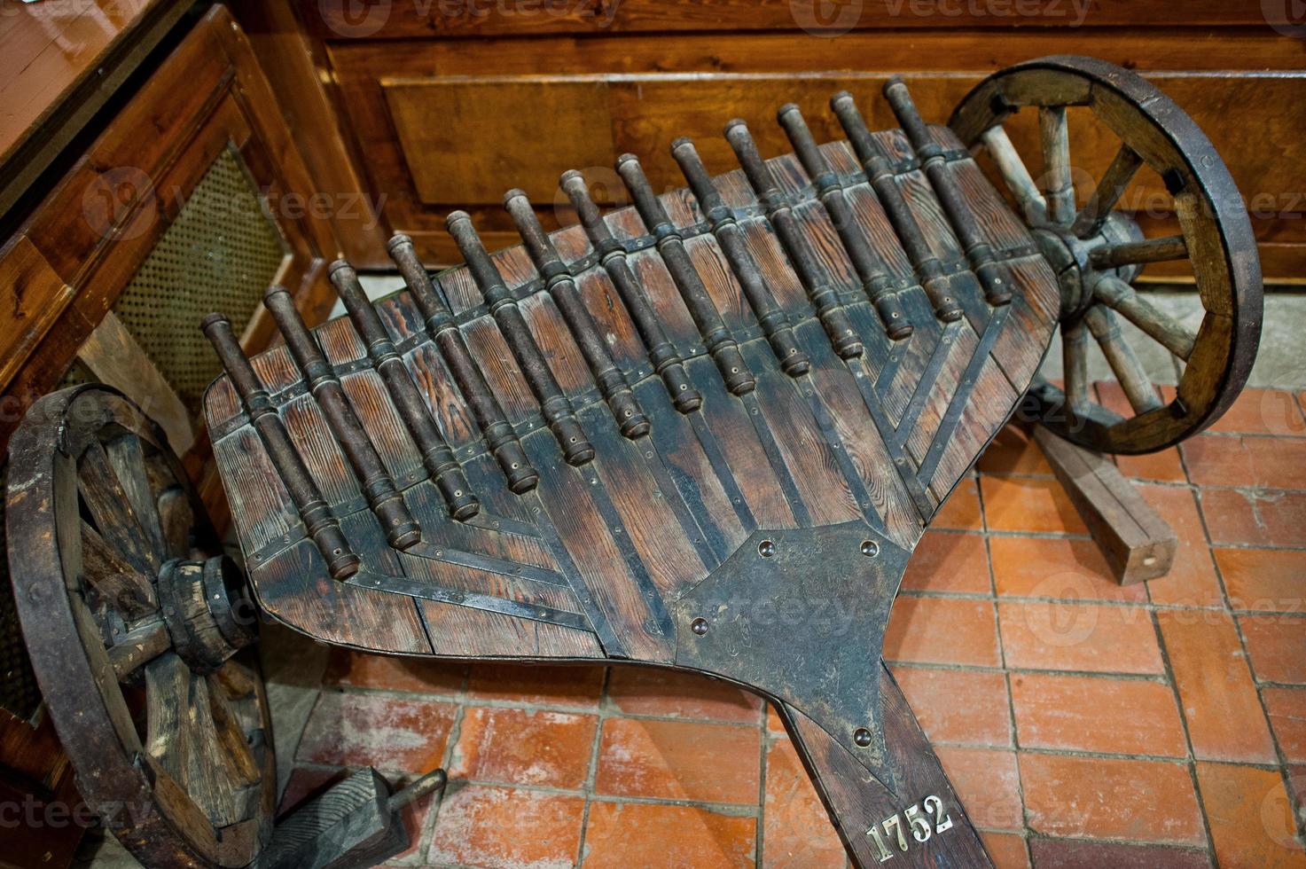 cannone molto vecchio di ferro nel museo. foto