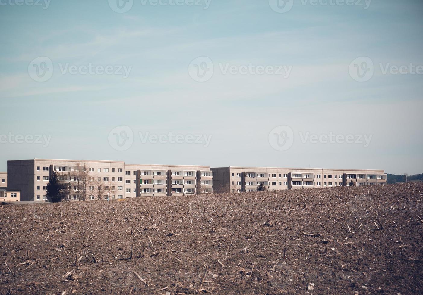 edifici viventi dietro un campo in primavera foto