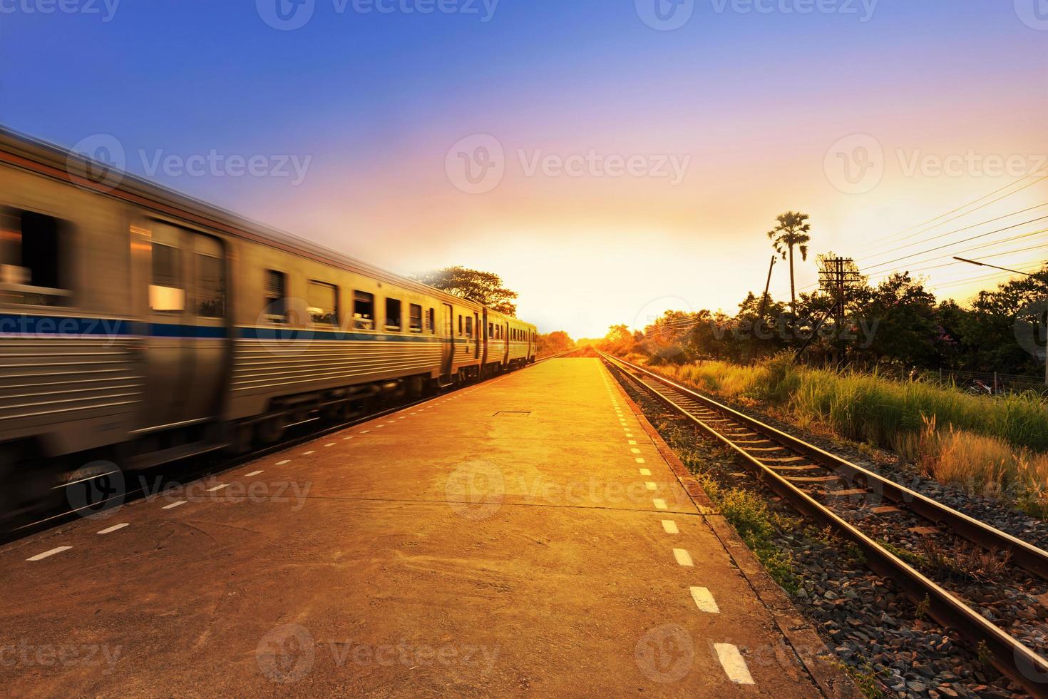 treno in movimento verso la stazione al tramonto, in tailandia foto