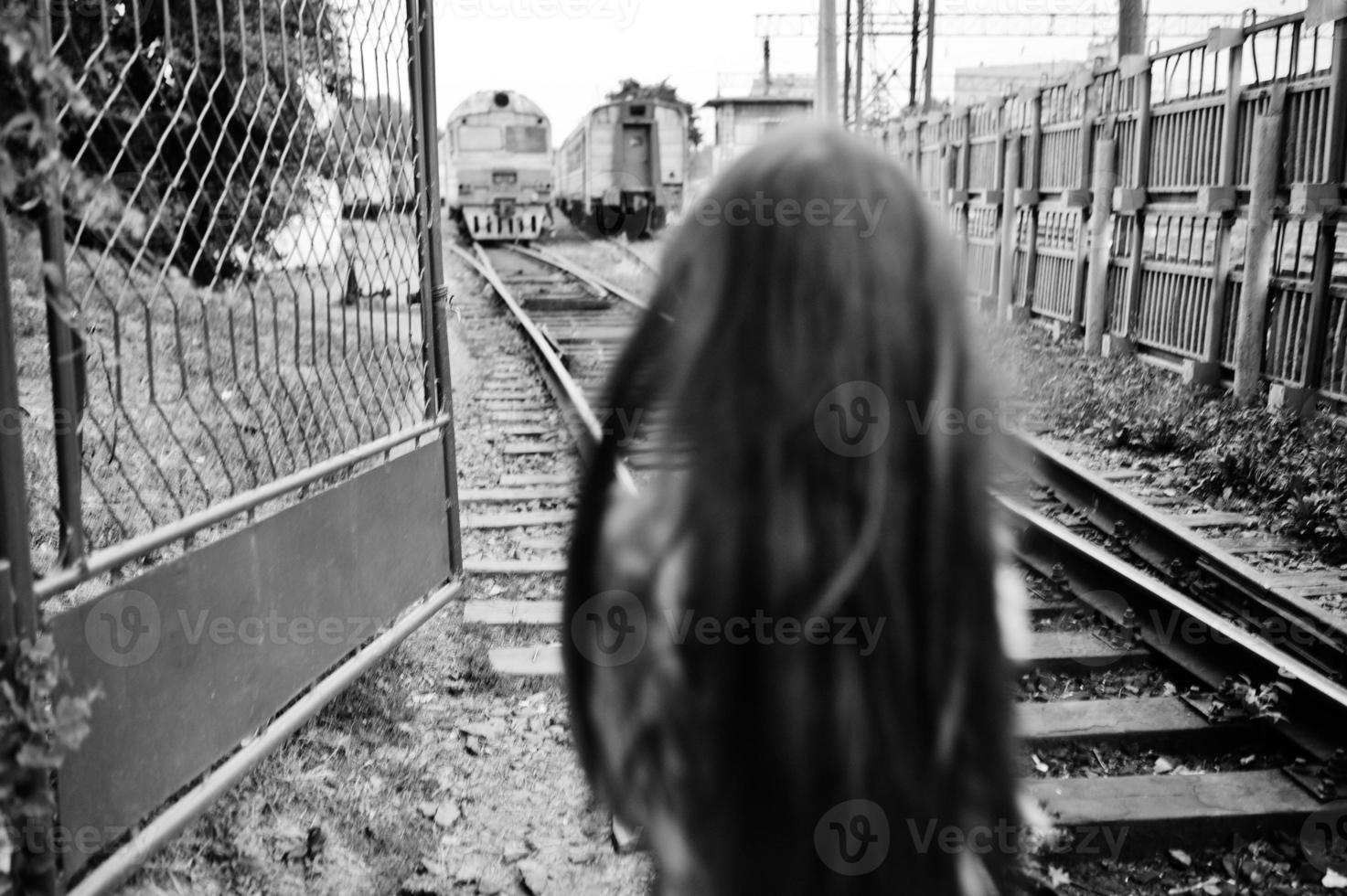 ritratto di stile di vita di giovane ragazza in posa sulla stazione ferroviaria. foto