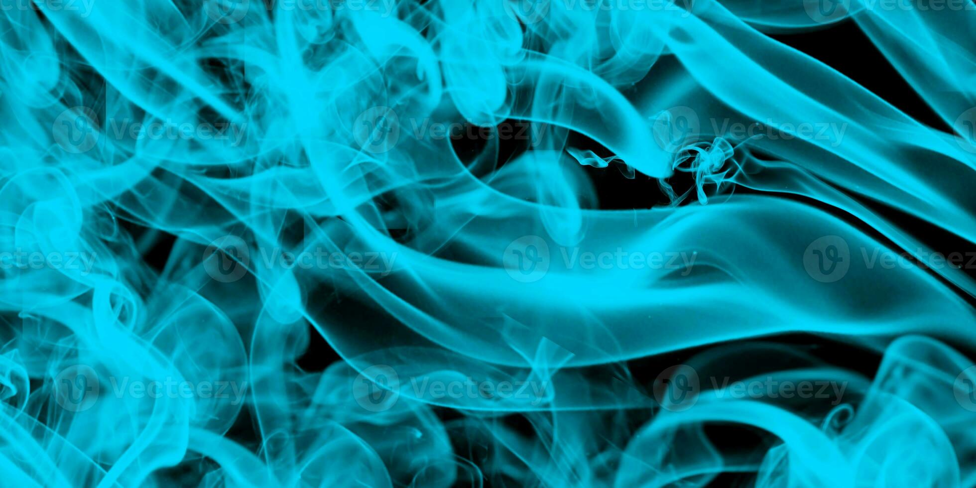 fumo blu astratto su sfondo nero foto