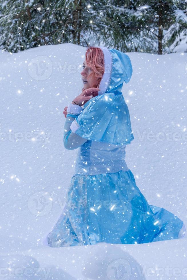 ritratto di bellezza di una giovane donna in inverno foto