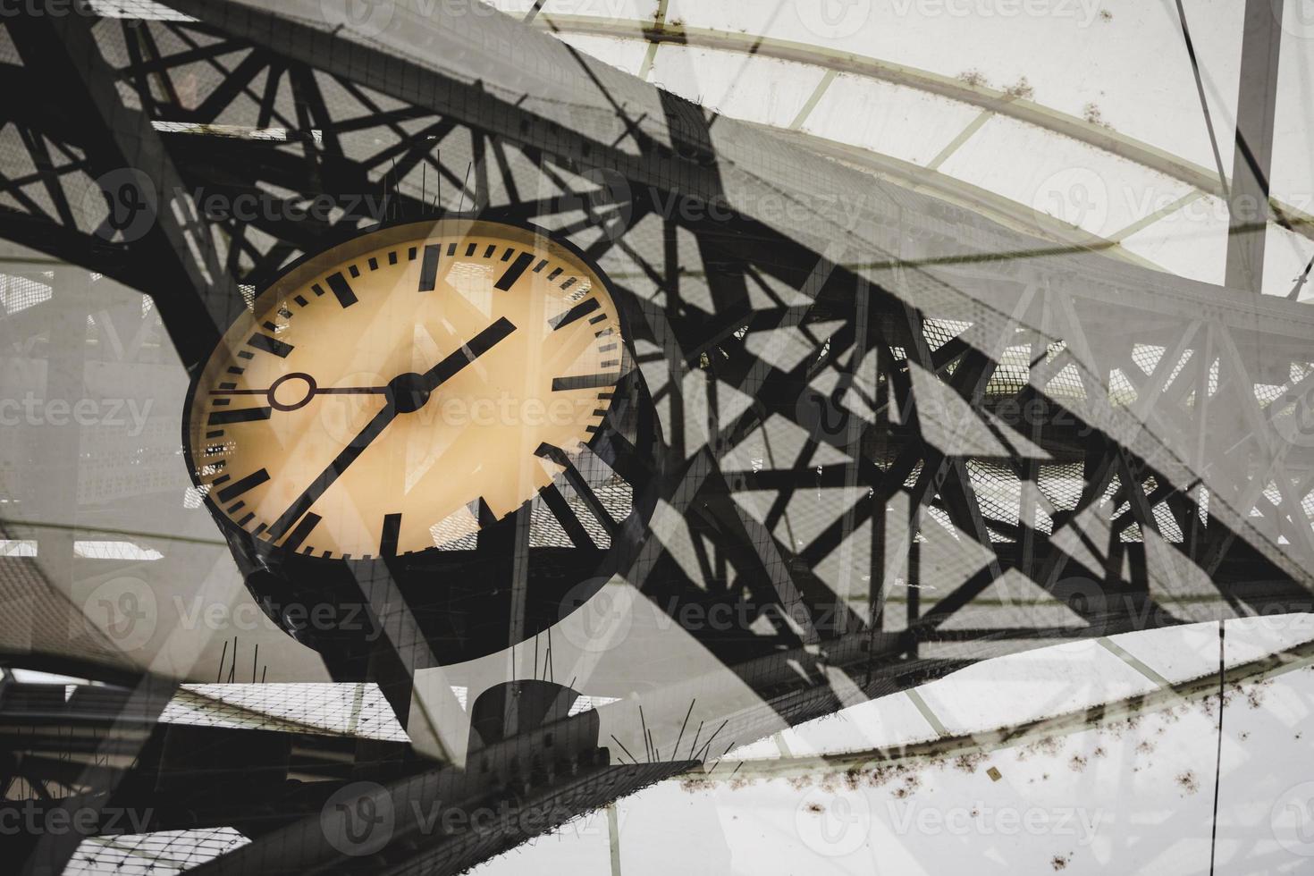 orologio della stazione ferroviaria e costruzioni in metallo foto