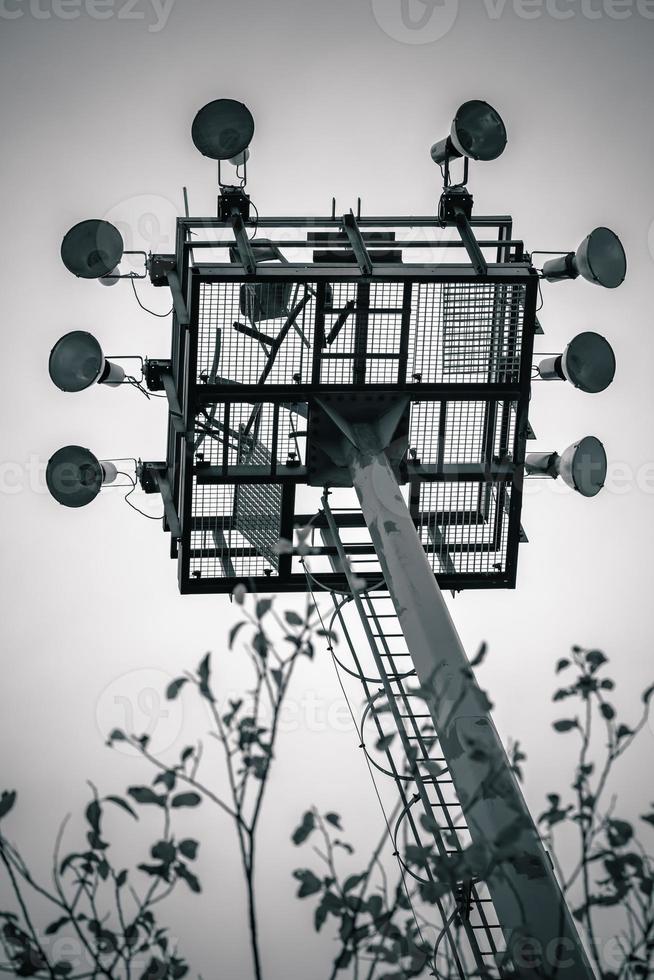 torre del proiettore in bianco e nero foto