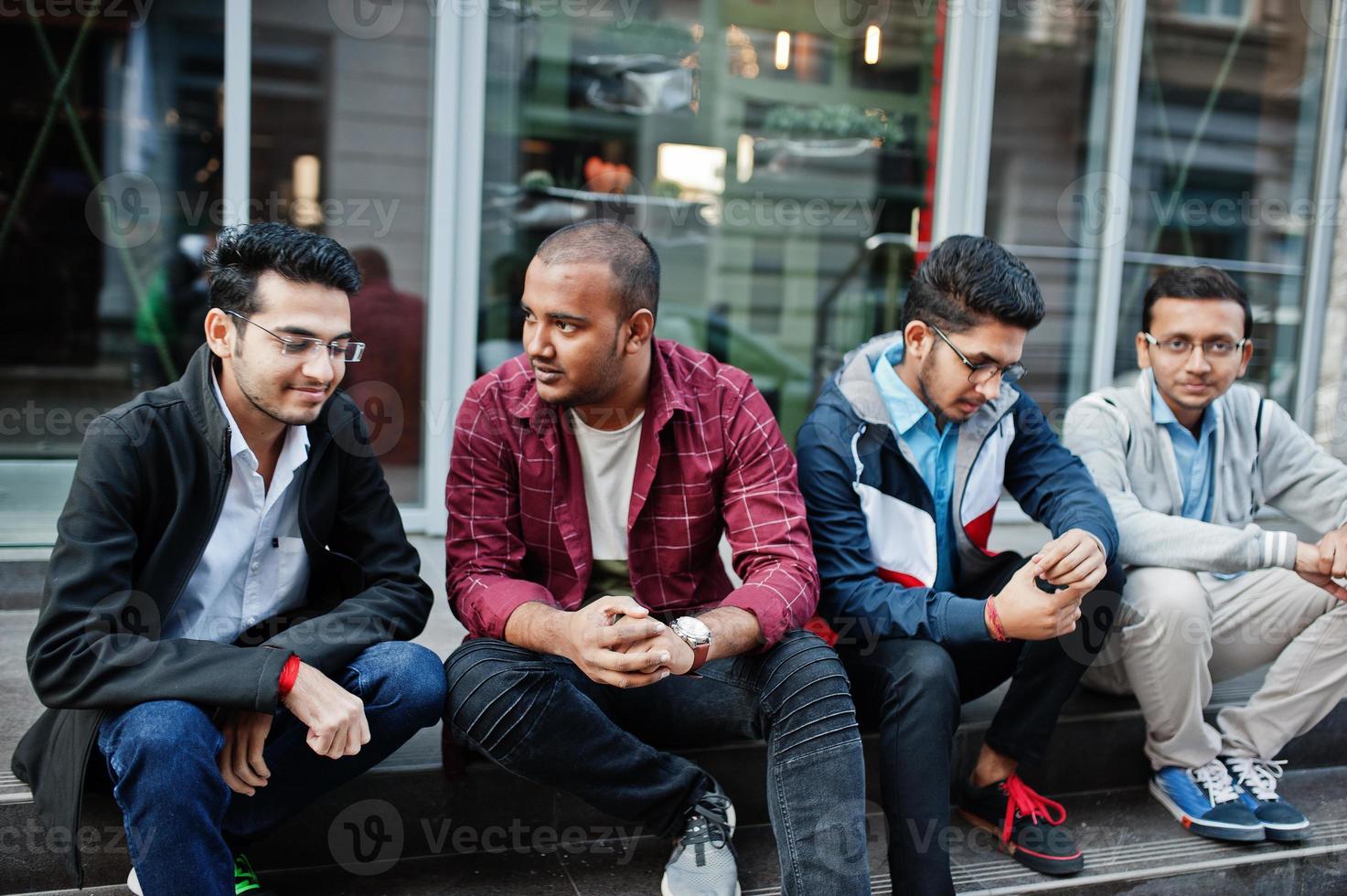 gruppo di quattro studenti maschi adolescenti indiani. i compagni di classe trascorrono del tempo insieme. foto