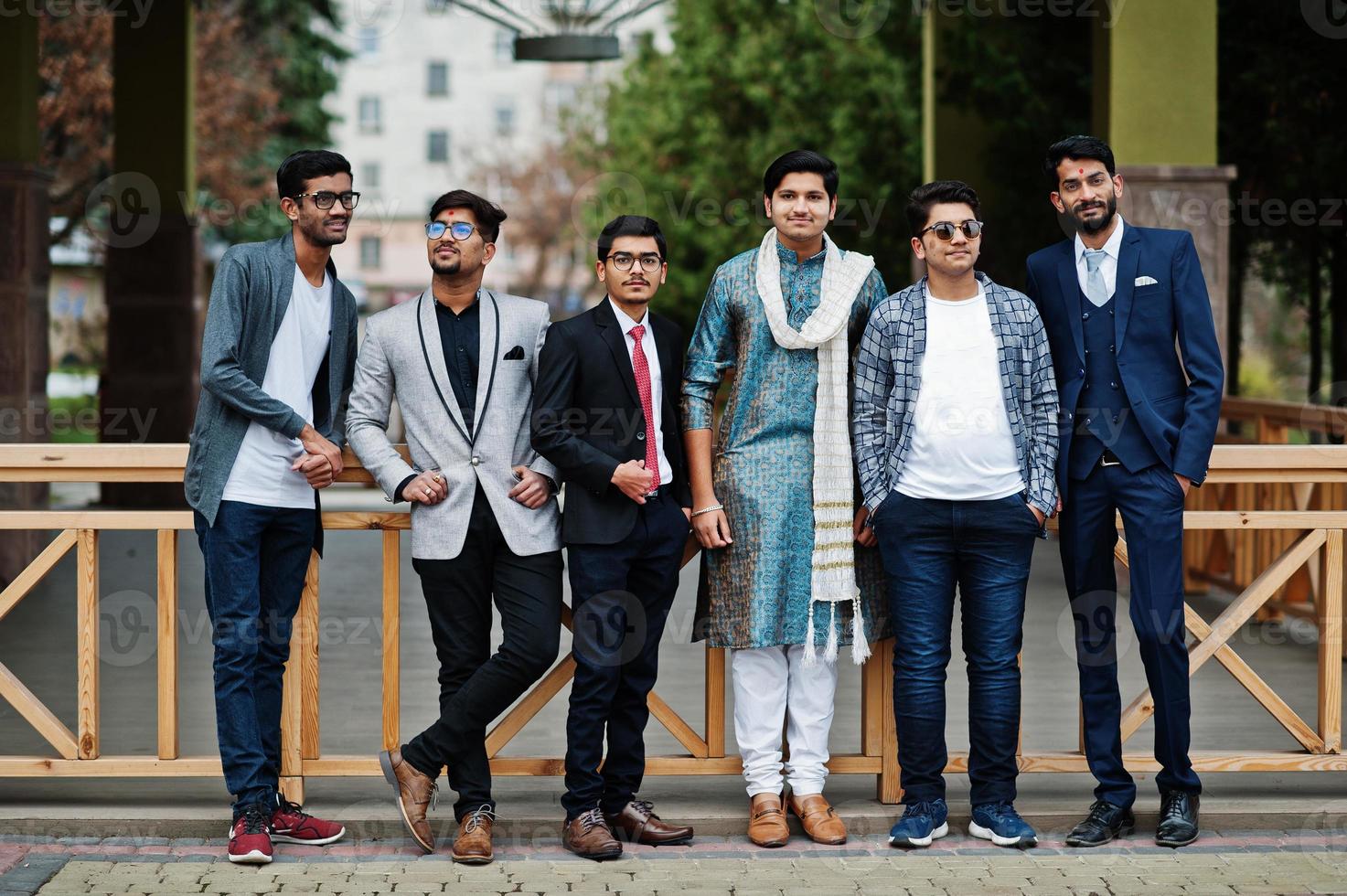 gruppo di sei uomini indiani del sud asiatico in abbigliamento tradizionale, casual e da lavoro. foto