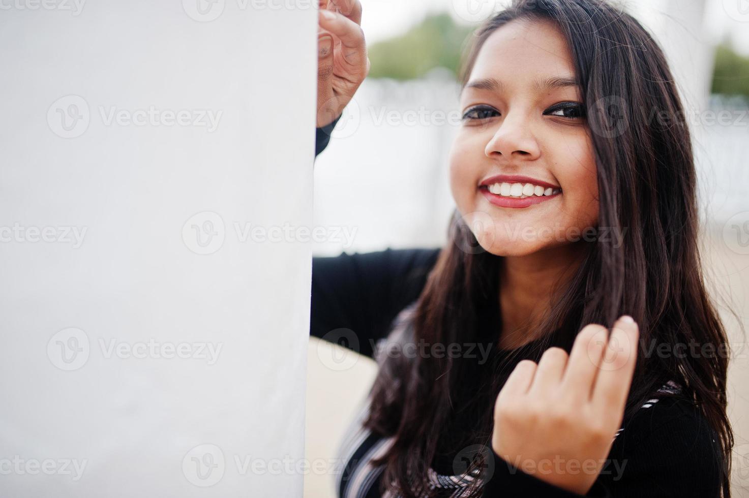 primo piano ritratto di giovane bella ragazza indiana o sud asiatica in abito. foto