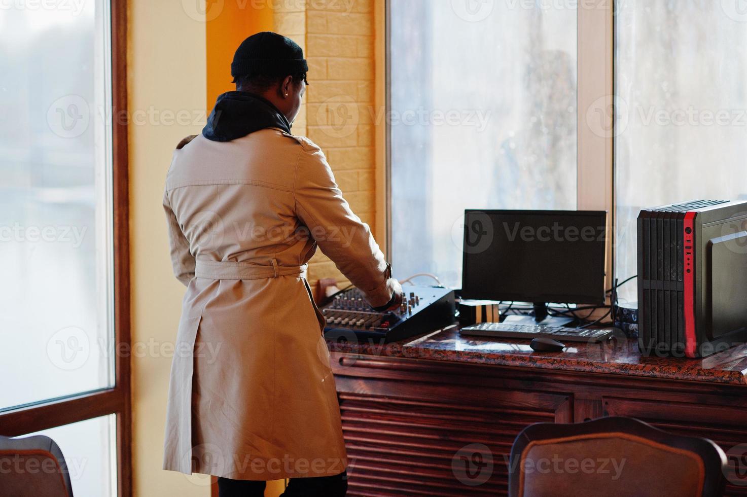 giovane produttore sonoro afroamericano che lavora in studio. foto