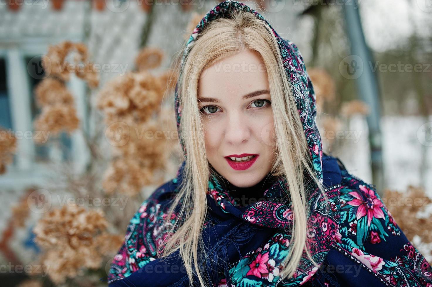 ragazza bionda con sciarpa ricamata a mano posta al giorno d'inverno. fazzoletto da donna. foto