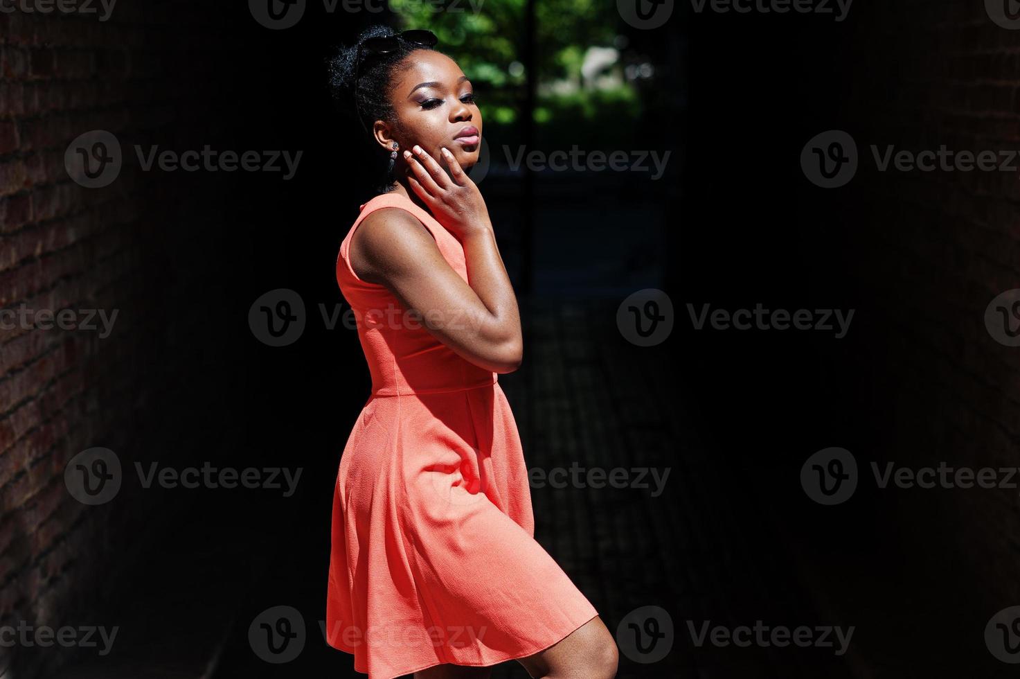 elegante donna afroamericana posata sull'arco di tonnell in una giornata di sole. foto