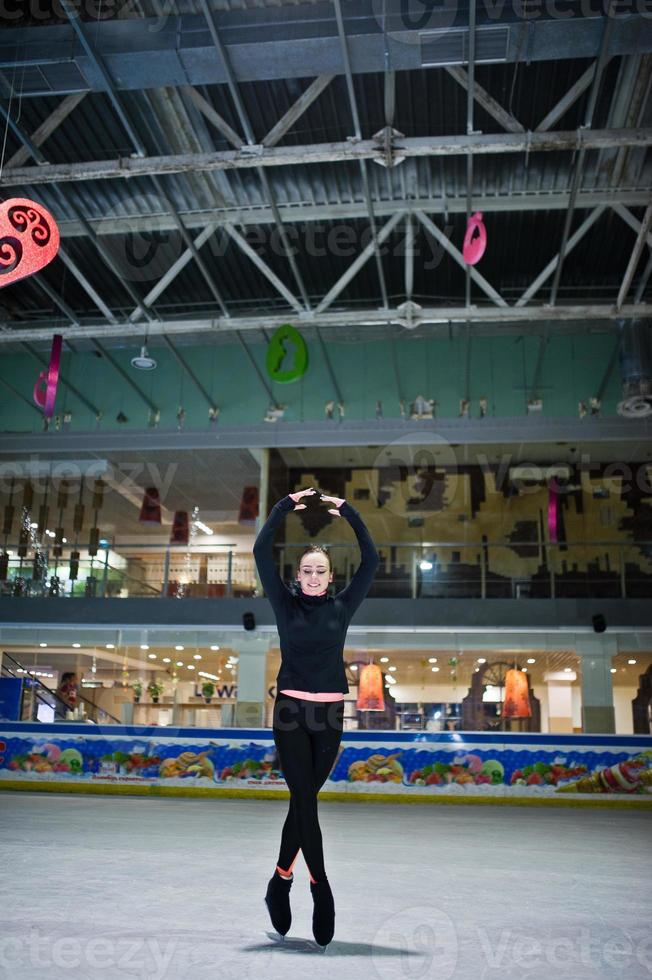 pattinatore artistico donna alla pista di pattinaggio su ghiaccio. foto