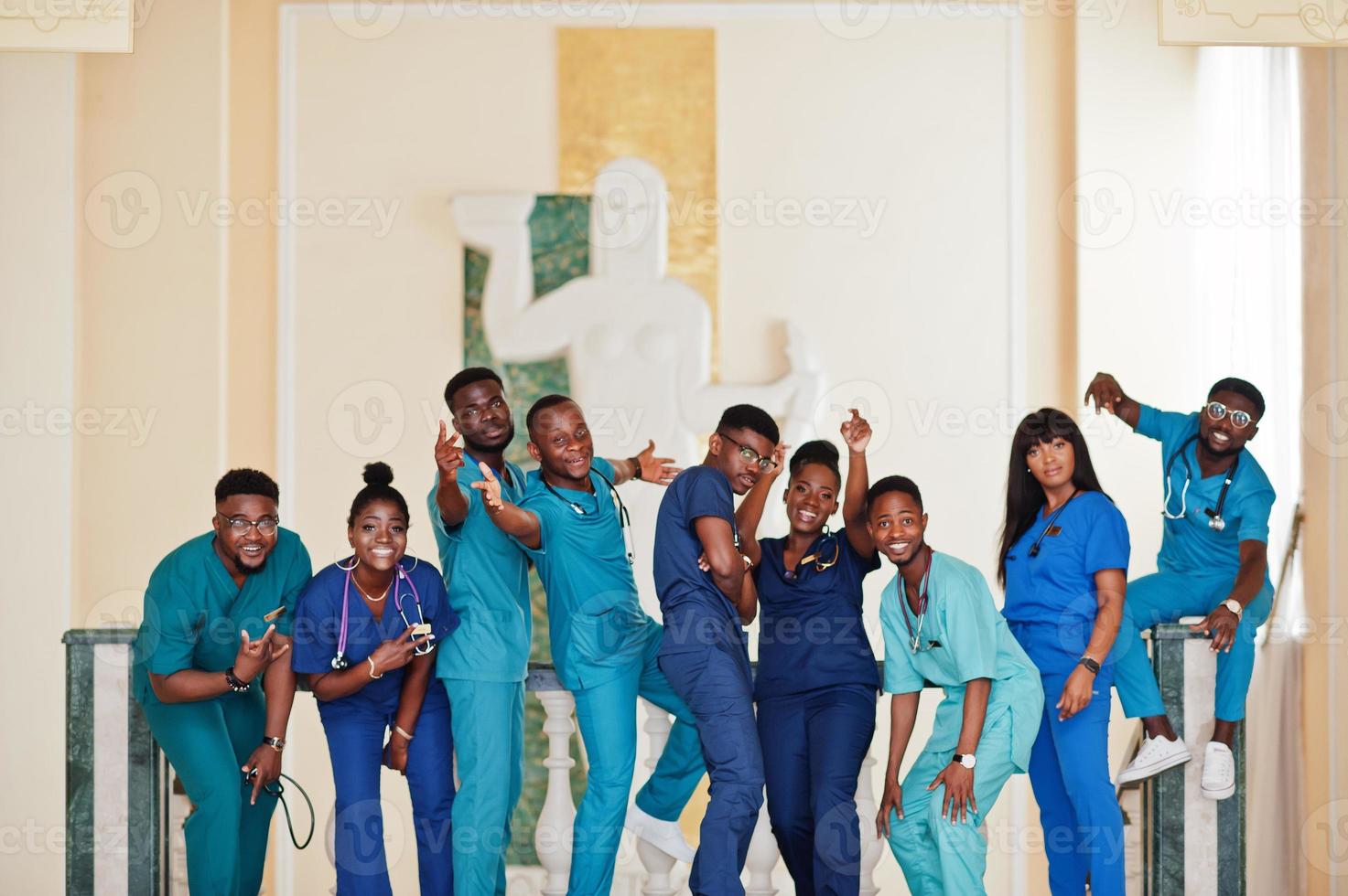 gruppo di studenti di medicina africani al college che si divertono insieme. foto