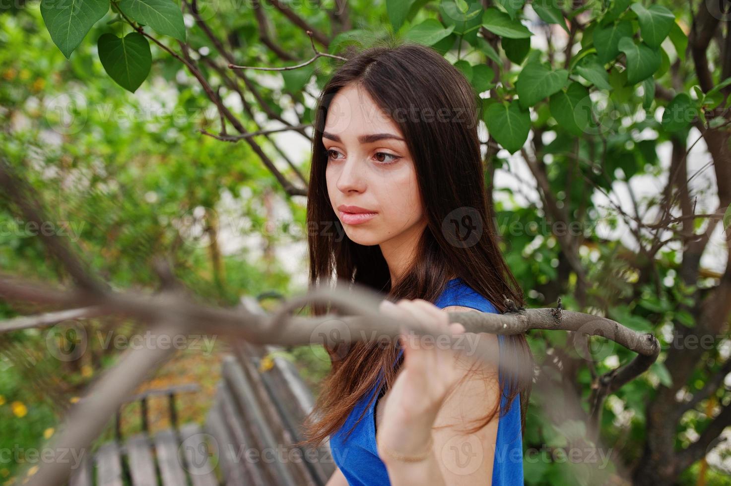 ragazza adolescente in abito blu poste all'aperto in una giornata di sole. foto