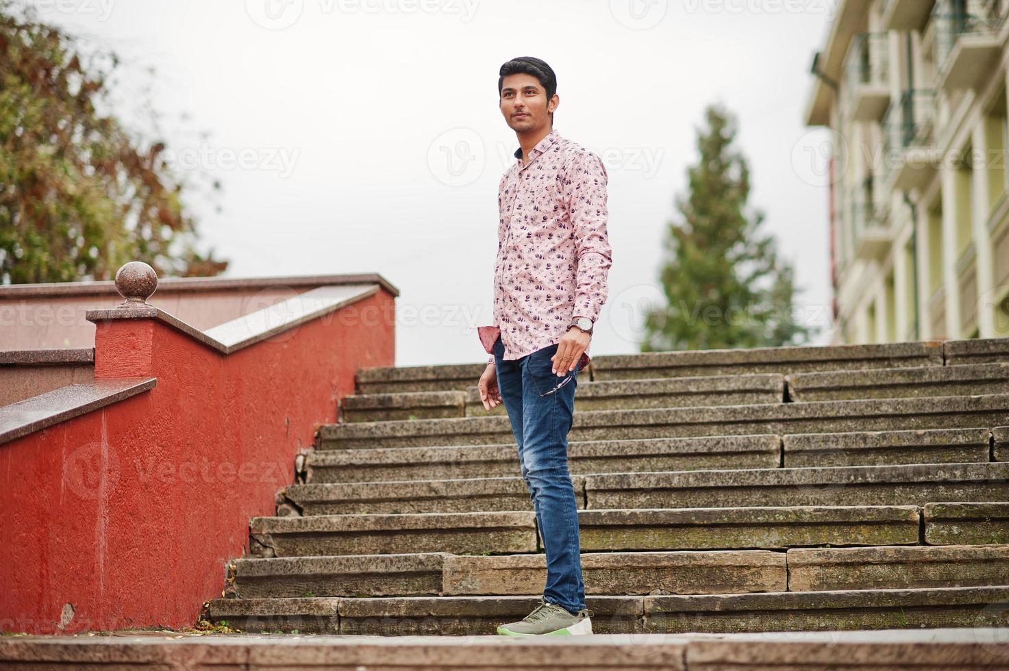 studente uomo indiano in camicia poste all'aperto. foto