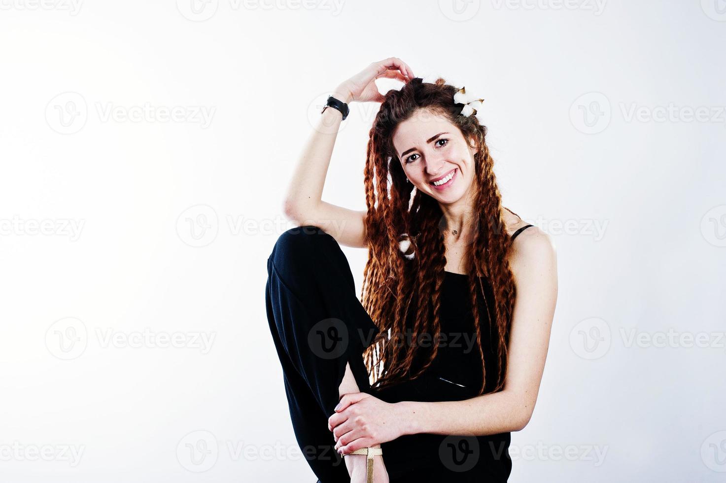 riprese in studio di una ragazza in nero con dreadlocks su sfondo bianco. foto