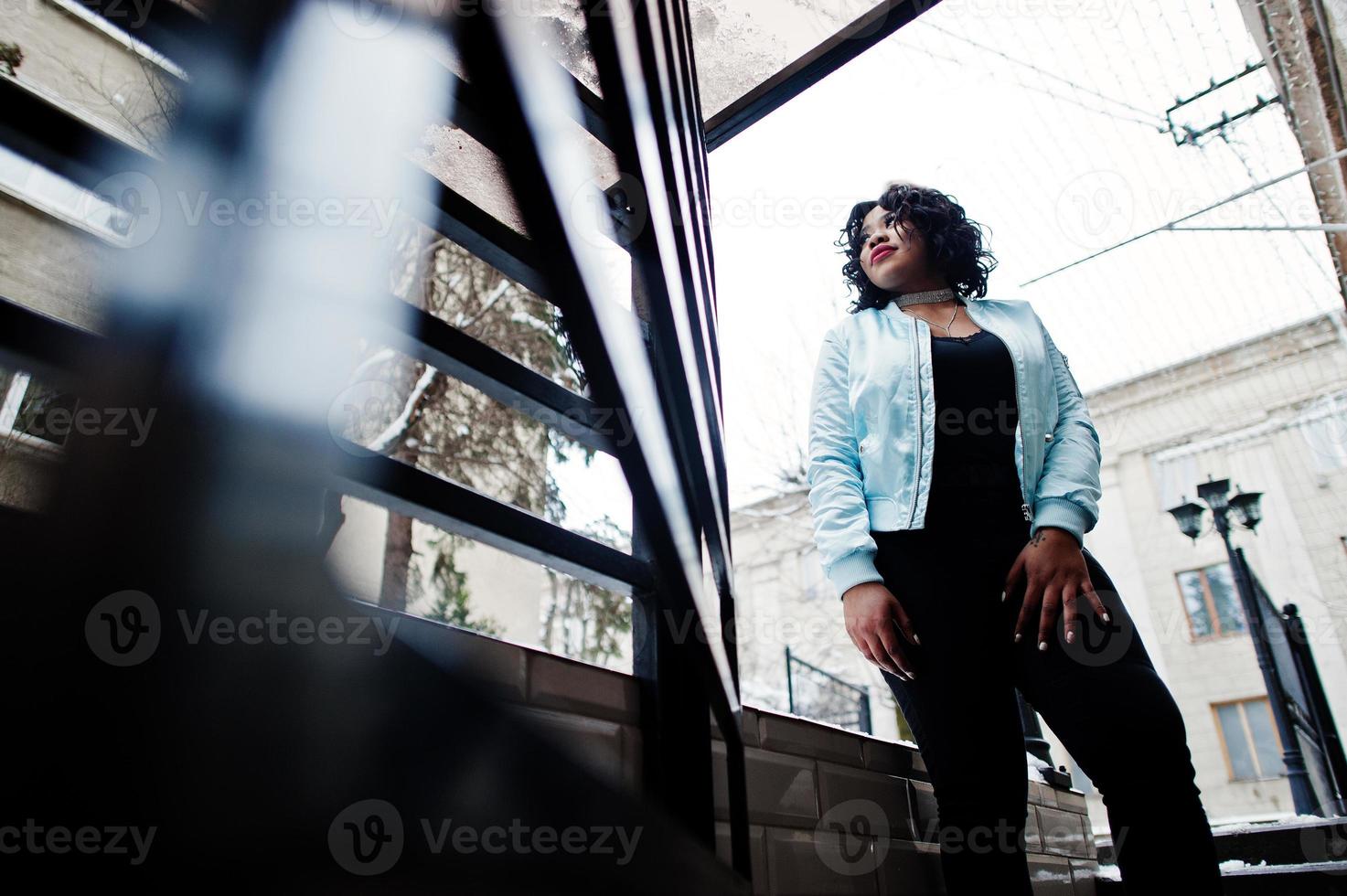 elegante modello afroamericano plus size per le strade della città il giorno d'inverno. foto