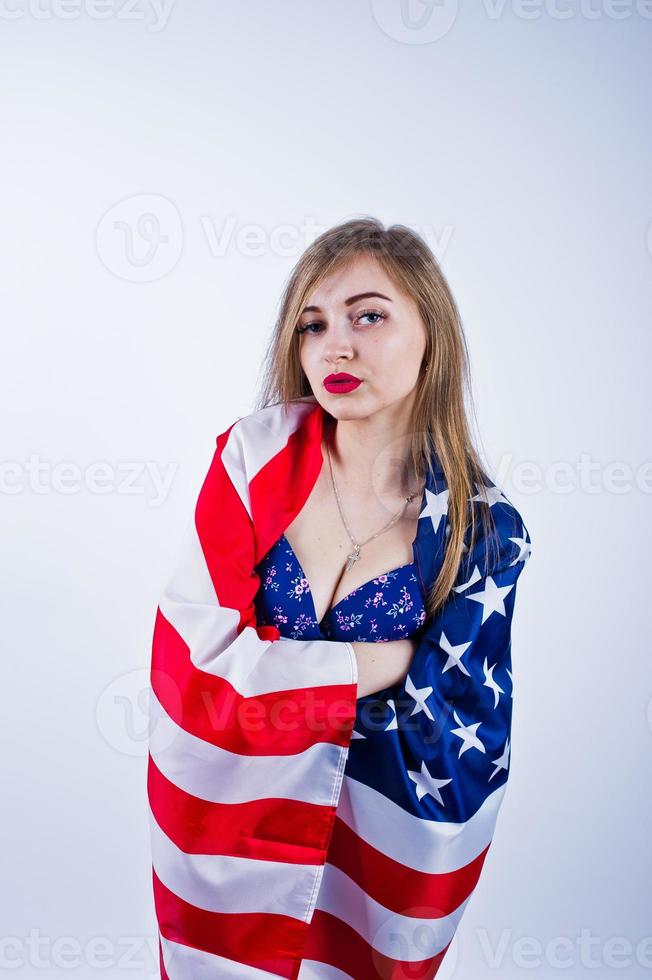 ragazza carina in reggiseno con bandiera americana degli Stati Uniti isolata su sfondo bianco. foto