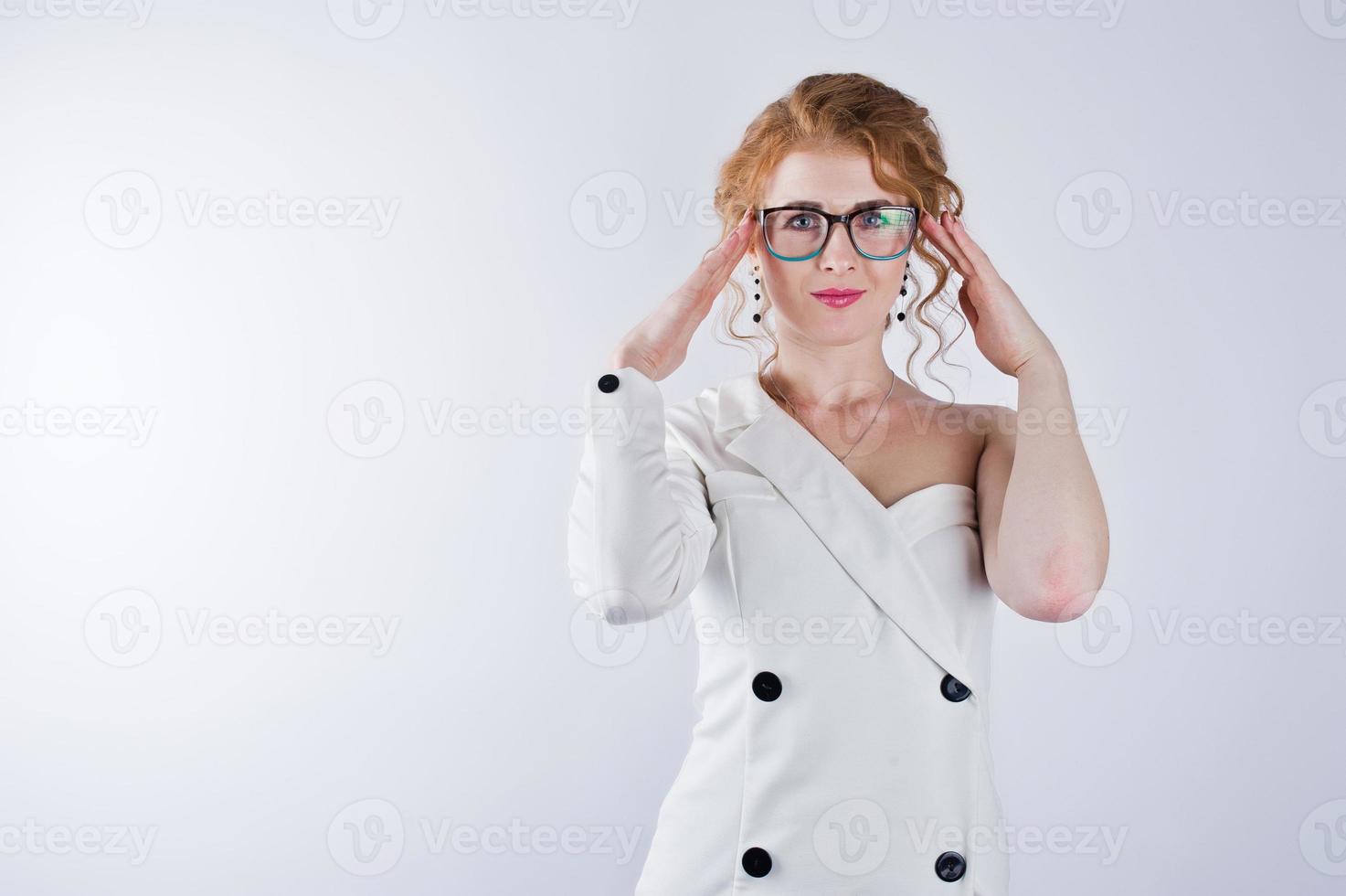 ragazza di capelli ricci in bicchieri isolati su sfondo bianco per studio. foto