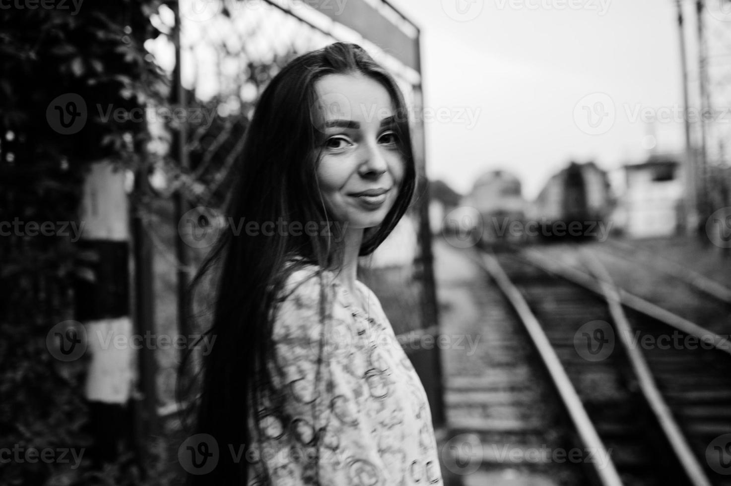 ritratto di stile di vita di giovane ragazza in posa sulla stazione ferroviaria. foto