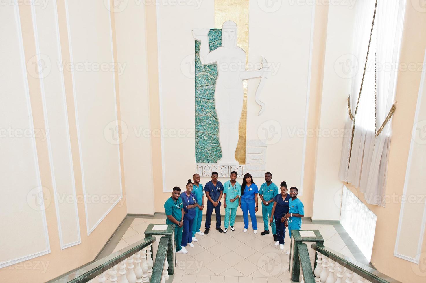 gruppo di studenti di medicina africani al college in piedi sulle scale. foto