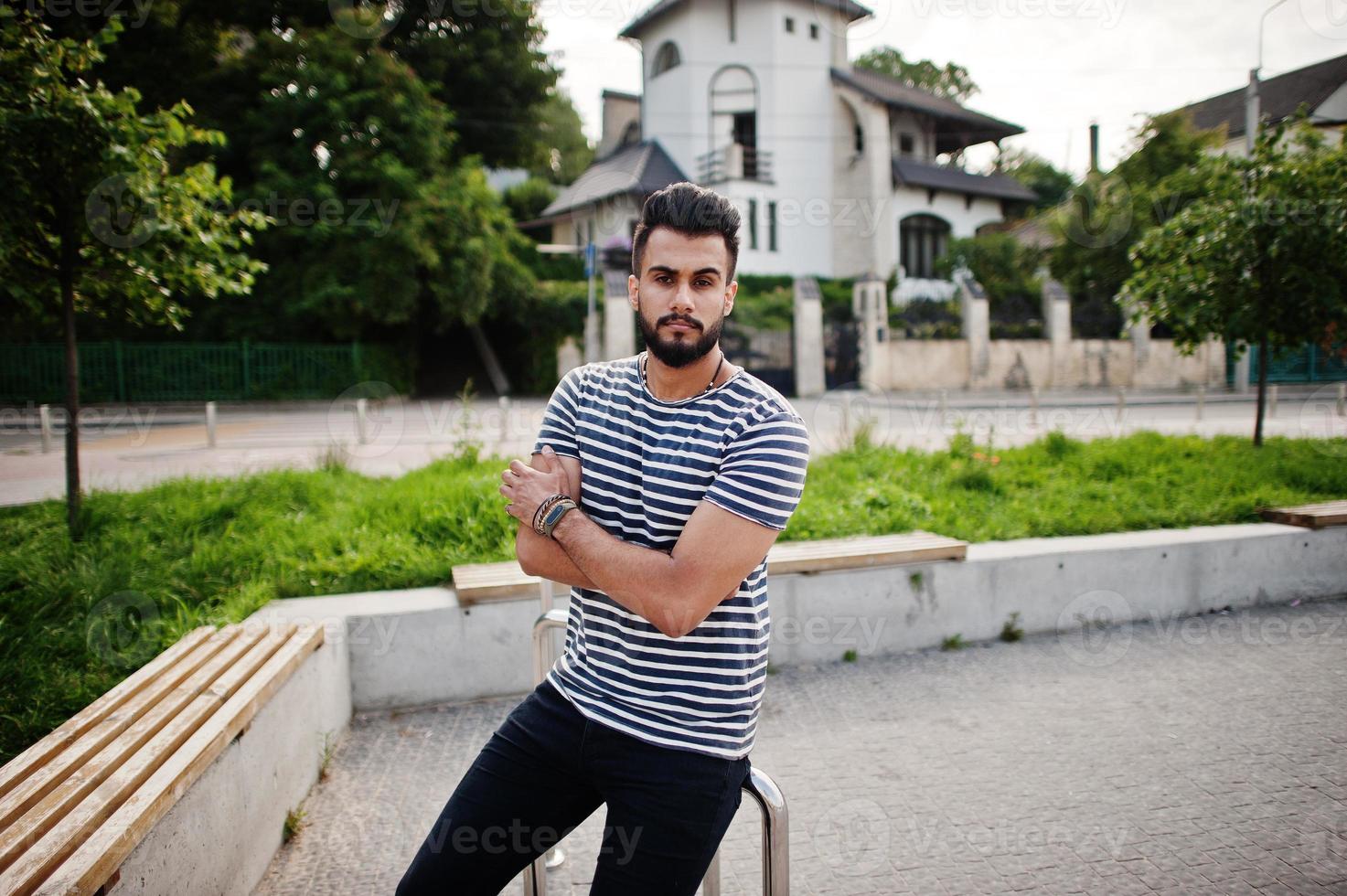 bel modello uomo alto con barba araba in camicia spogliata in posa all'aperto. ragazzo arabo alla moda. foto