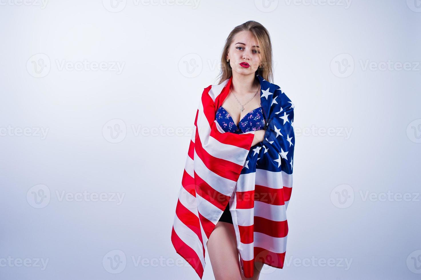 ragazza carina in reggiseno con bandiera americana degli Stati Uniti isolata su sfondo bianco. foto