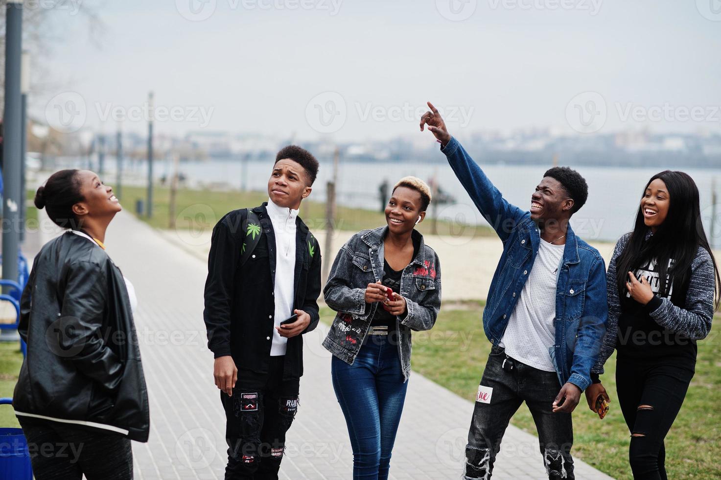giovani amici africani millennial che camminano in città. felici neri che si divertono insieme. concetto di amicizia di generazione z. foto
