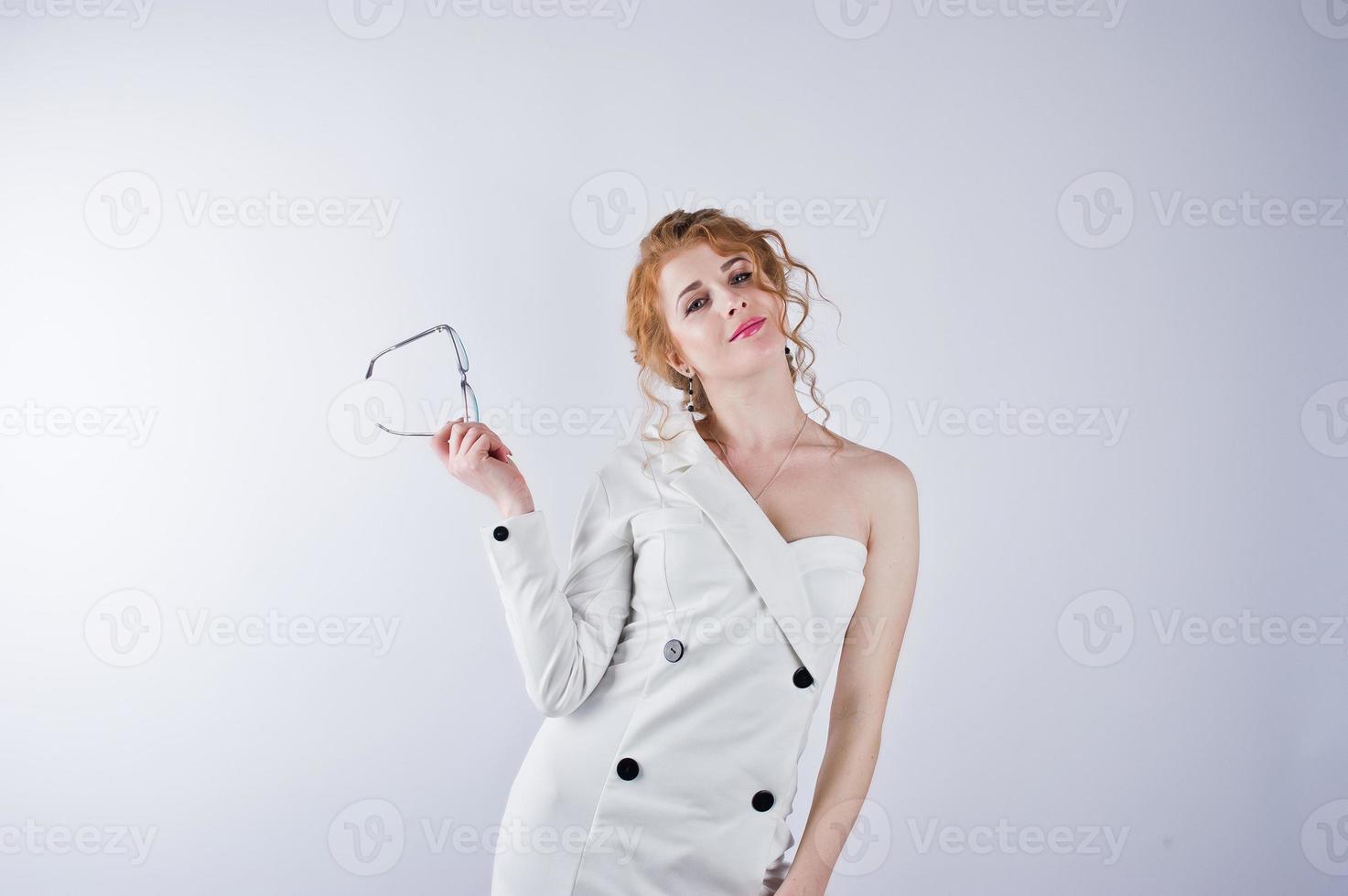 ragazza di capelli ricci in bicchieri isolati su sfondo bianco per studio. foto